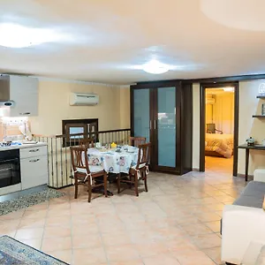 Apartment Domus Ugo, Naples